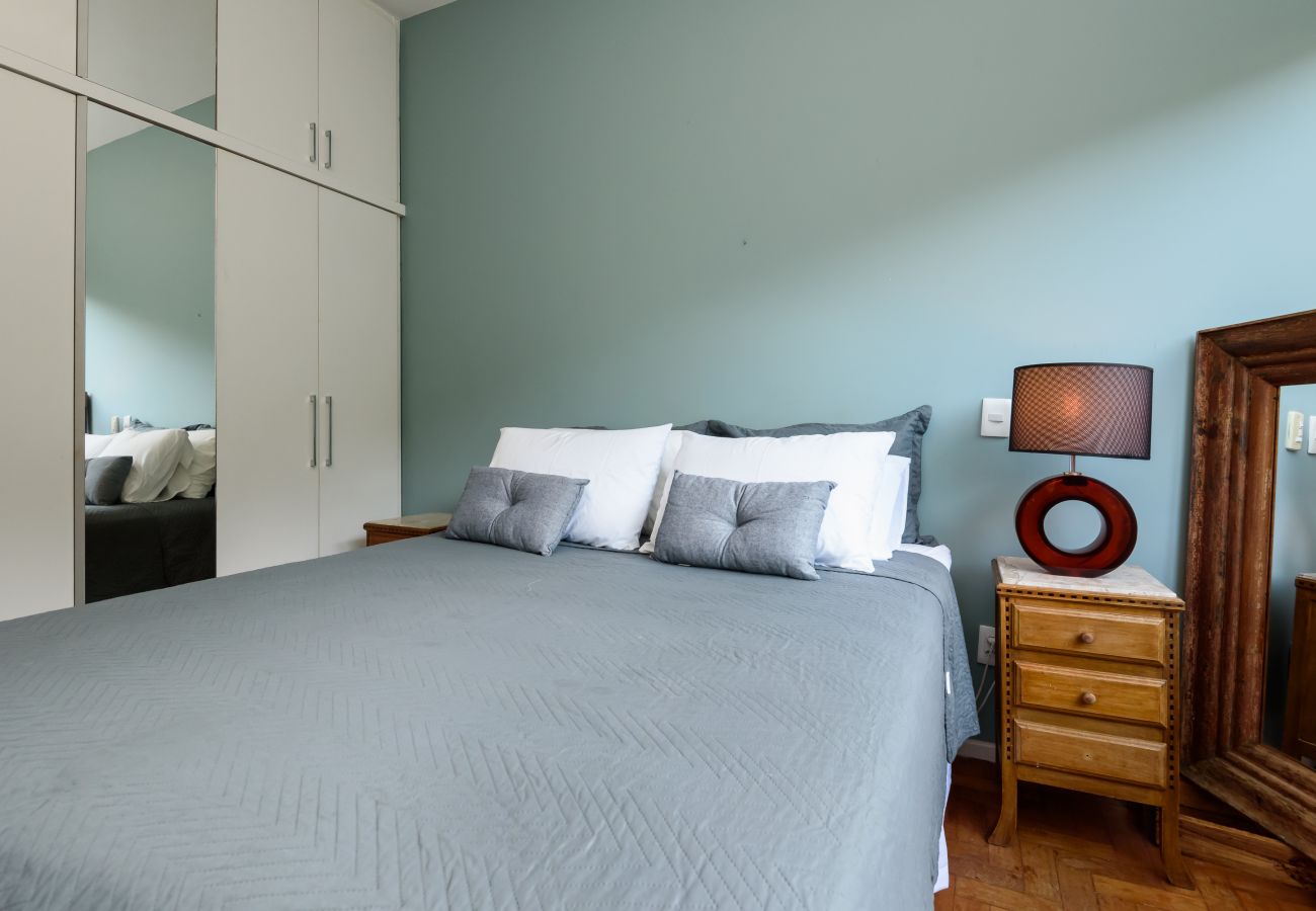 Cuarto de pareja Dormitorio con cama de matrimonio y armario empotrado.