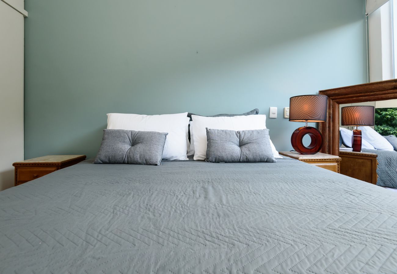 Cuarto de pareja Dormitorio con cama de matrimonio y ropa de cama.