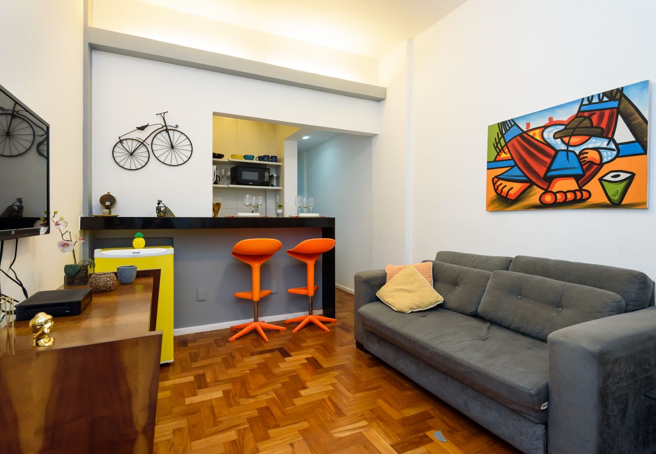 Sala de estar Salón con TV y sofá.