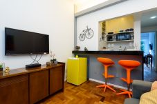 Salón con TV y sofá.