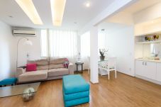 Salón amplio, luminoso y confortable. Equipado con sofá, TV y mesa de comedor. 