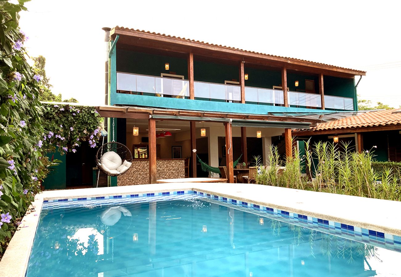 Casa en São Sebastião - Refúgio Perfeito: Conforto, Piscina e Praia!