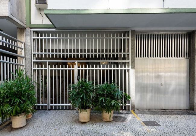 Fachada Edificio ubicado en calle tranquila y segura