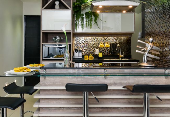 Cocina Cocina americana con asientos de comedor.