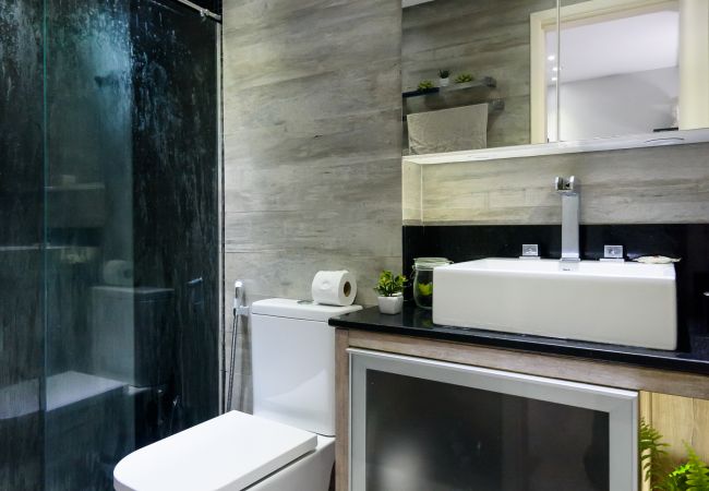 Baño Cuarto de baño equipado con una ducha que funciona bien