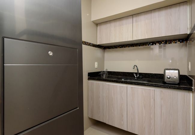 Cocina Cocina americana con asientos de comedor.