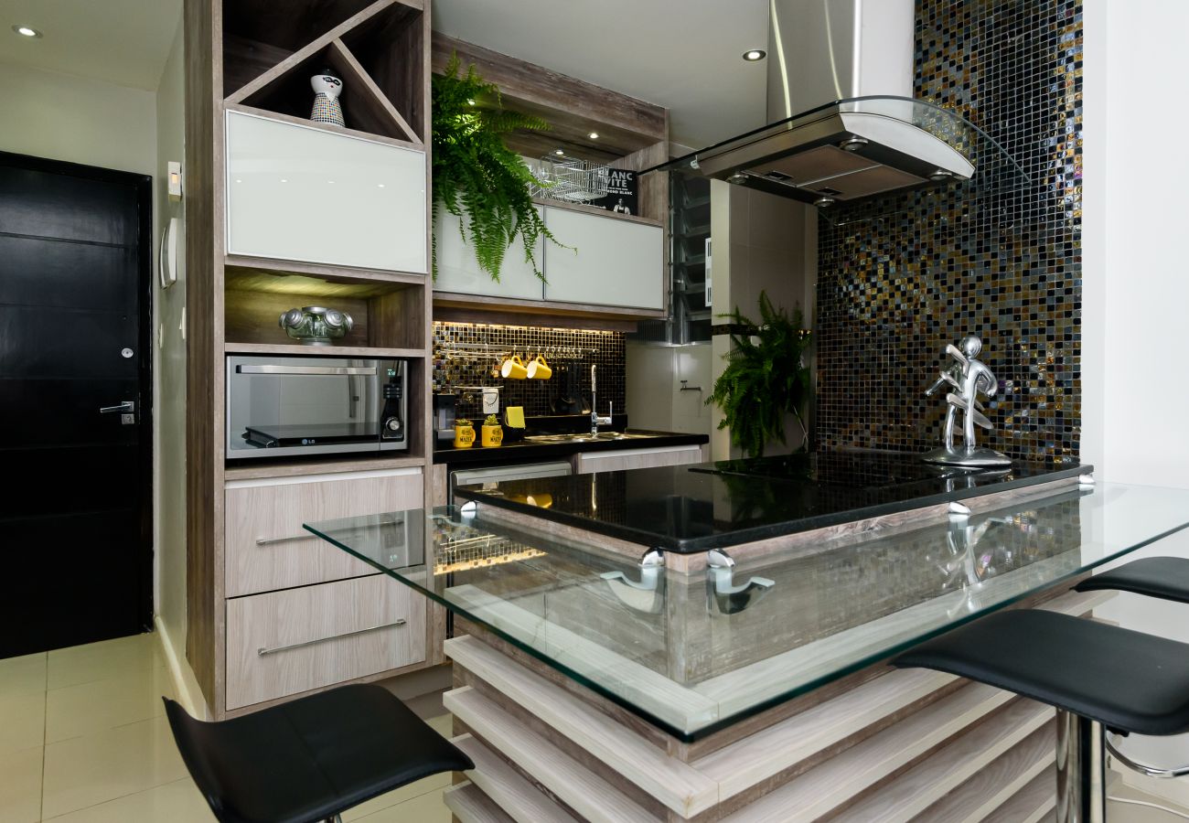 Cocina Cocina moderna y espaciosa bien decorada