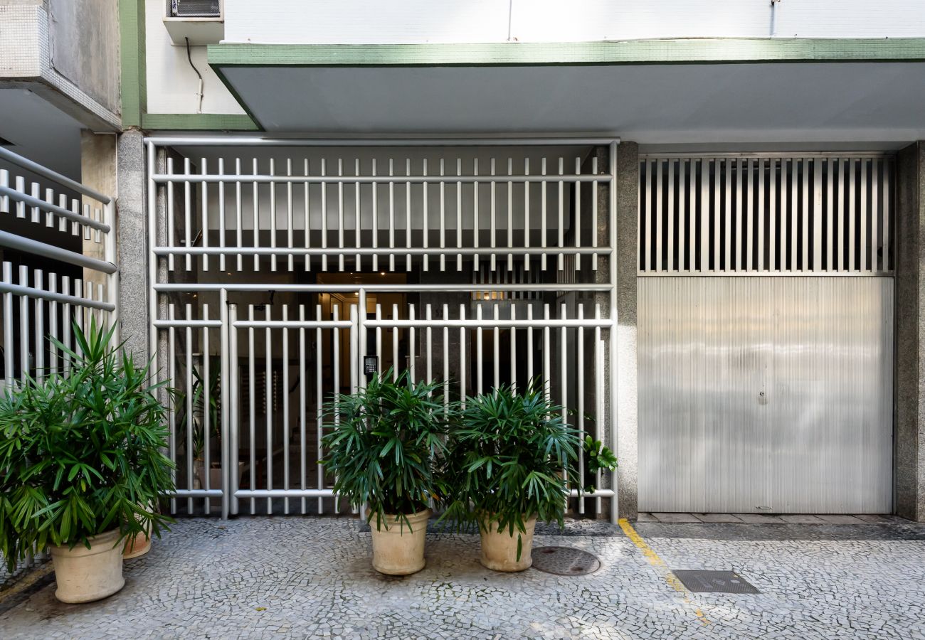Fachada Edificio ubicado en calle tranquila y segura