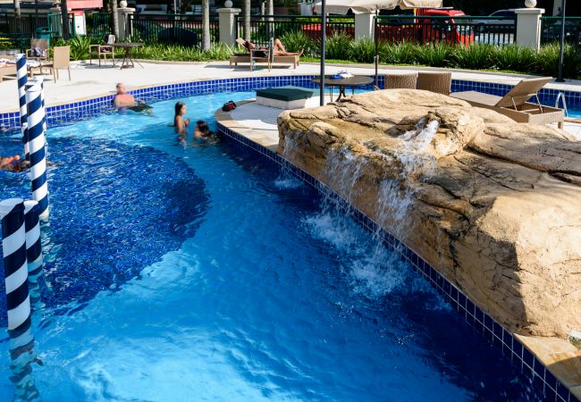 Piscina del condominio. Piscina del condominio.