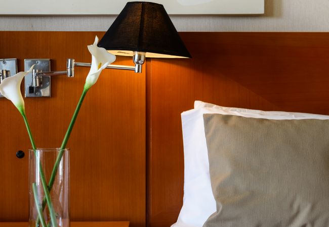 Dormitorio con cama de matrimonio. Dormitorio con cama de matrimonio.