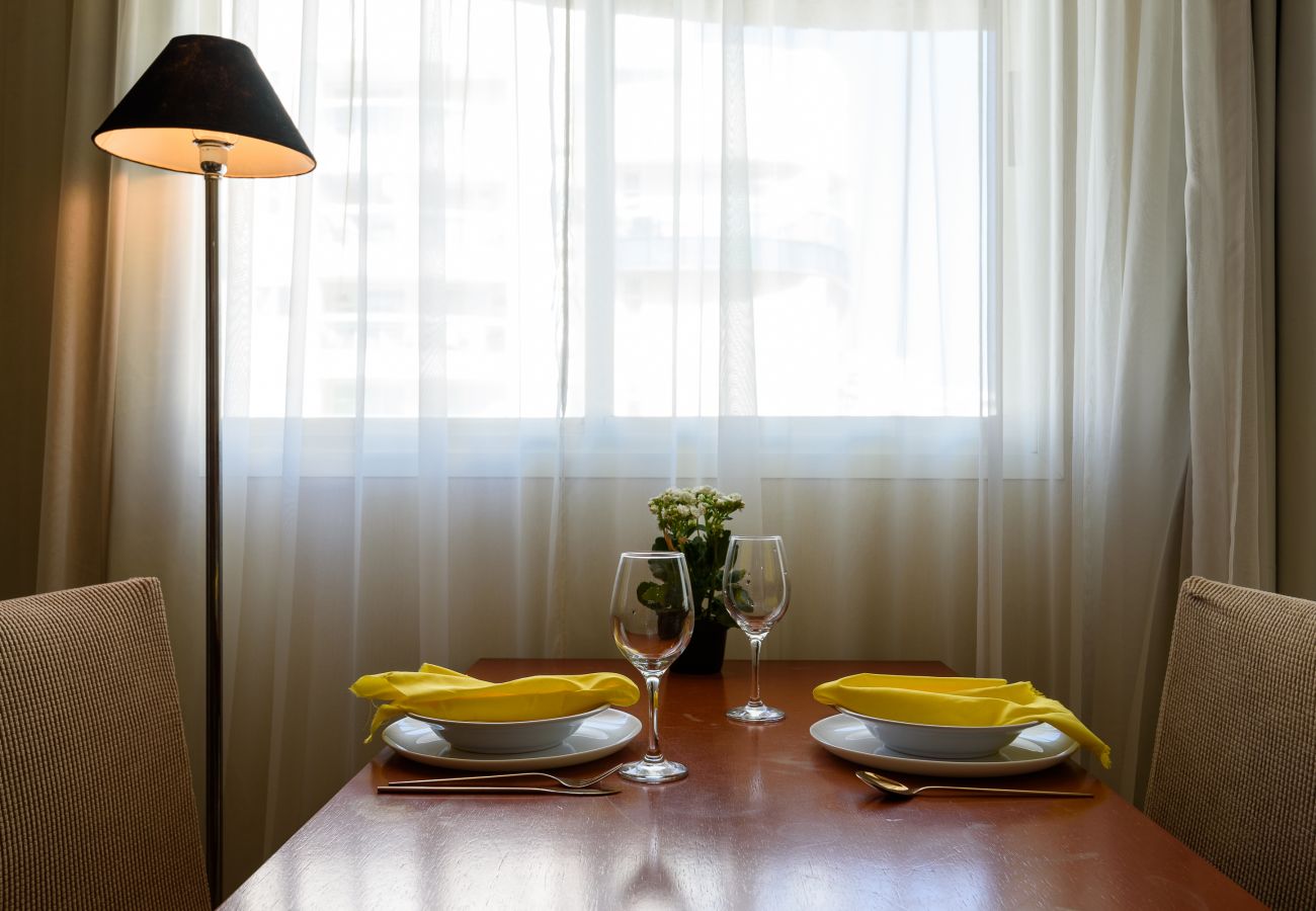 Área de comedor con mesa para comidas. Área de comedor con mesa para comidas.