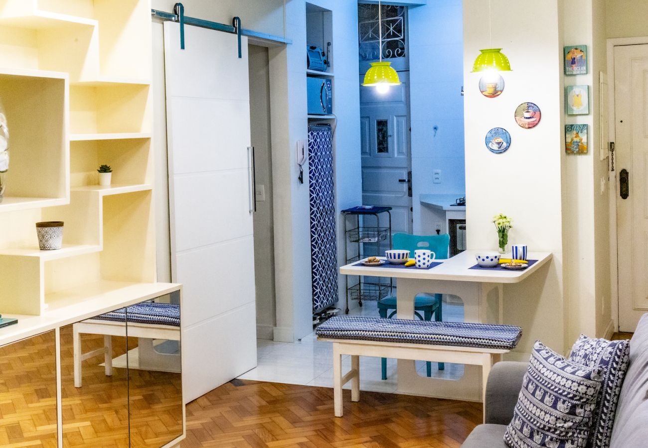 Sala de estar Sala de estar grande y cómoda con sofá, TV y mesa de comedor.