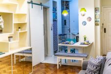 Sala de estar grande y cómoda con sofá, TV y mesa de comedor.