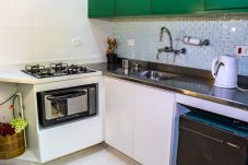 Cocina equipada y decorada