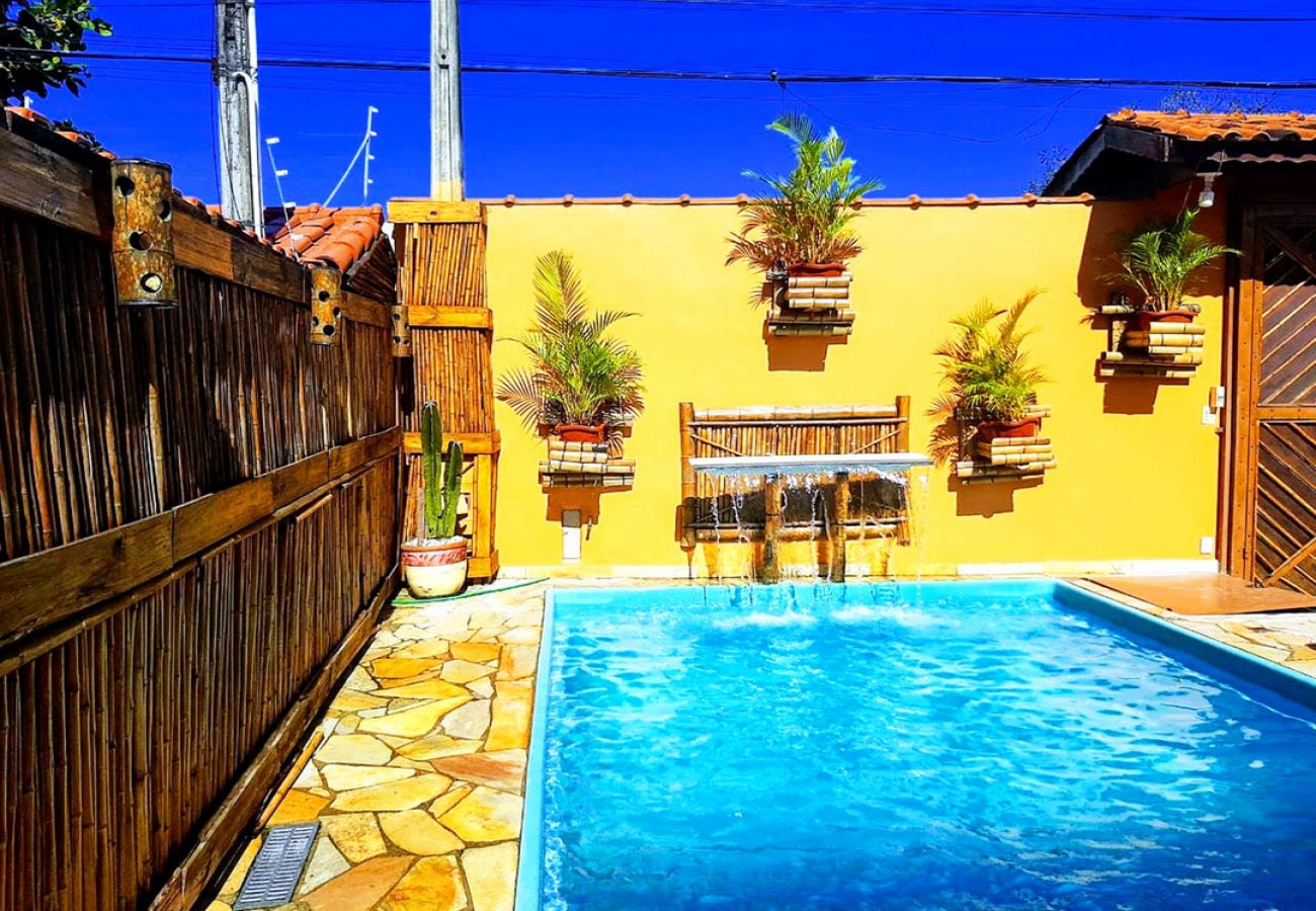 Casa en Bertioga - Casa linda com Piscina e Jogos, pertinho da Praia