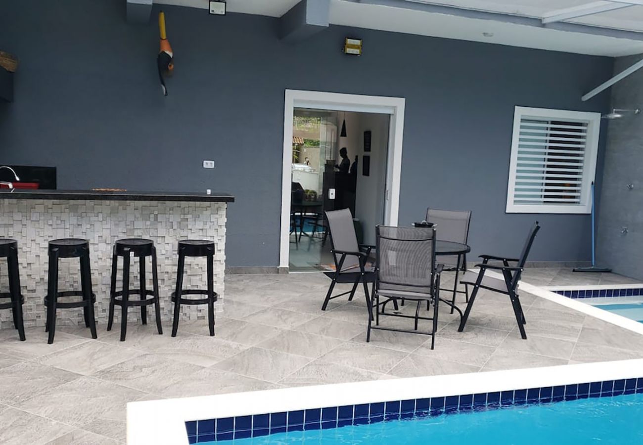 Casa en Caraguatatuba - Casa com piscina e churrasqueira em Massaguaçu/SP Casa en Caraguatatuba - Casa com piscina e churrasqueira em Massaguaçu/SP