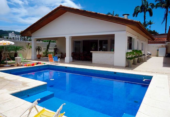 Casa en Guarujá - Conforto e lazer a 450 metros da Praia da Enseada