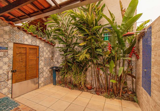 Chalet en Ilhabela - Chalé com churrasq a 5 minutos da Praia do Perequê Chalet en Ilhabela - Chalé com churrasq a 5 minutos da Praia do Perequê