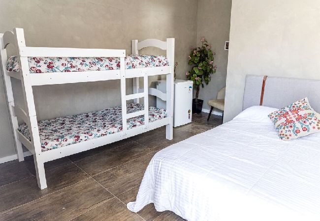 Apartamento en Guarujá - Quarto de Pousada a 100 metros da Praia da Enseada Apartamento en Guarujá - Quarto de Pousada a 100 metros da Praia da Enseada