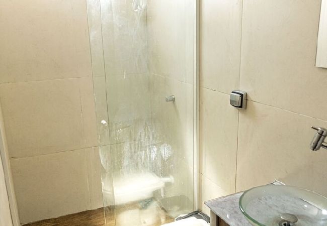 Apartamento en Guarujá - Quarto de Pousada a 100 metros da Praia da Enseada Apartamento en Guarujá - Quarto de Pousada a 100 metros da Praia da Enseada