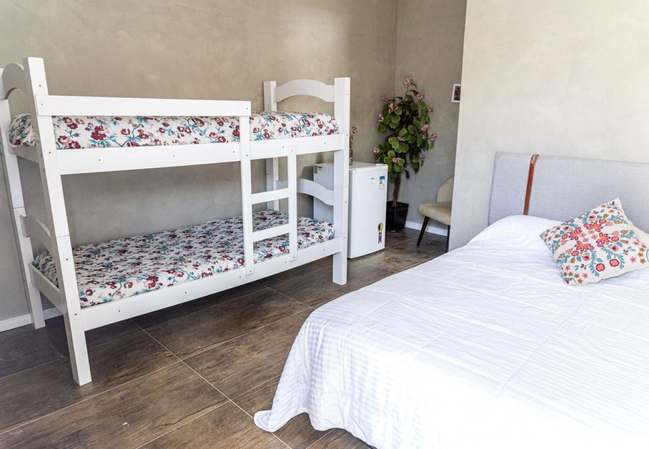 Apartamento en Guarujá - Quarto de Pousada a 100 metros da Praia da Enseada Apartamento en Guarujá - Quarto de Pousada a 100 metros da Praia da Enseada