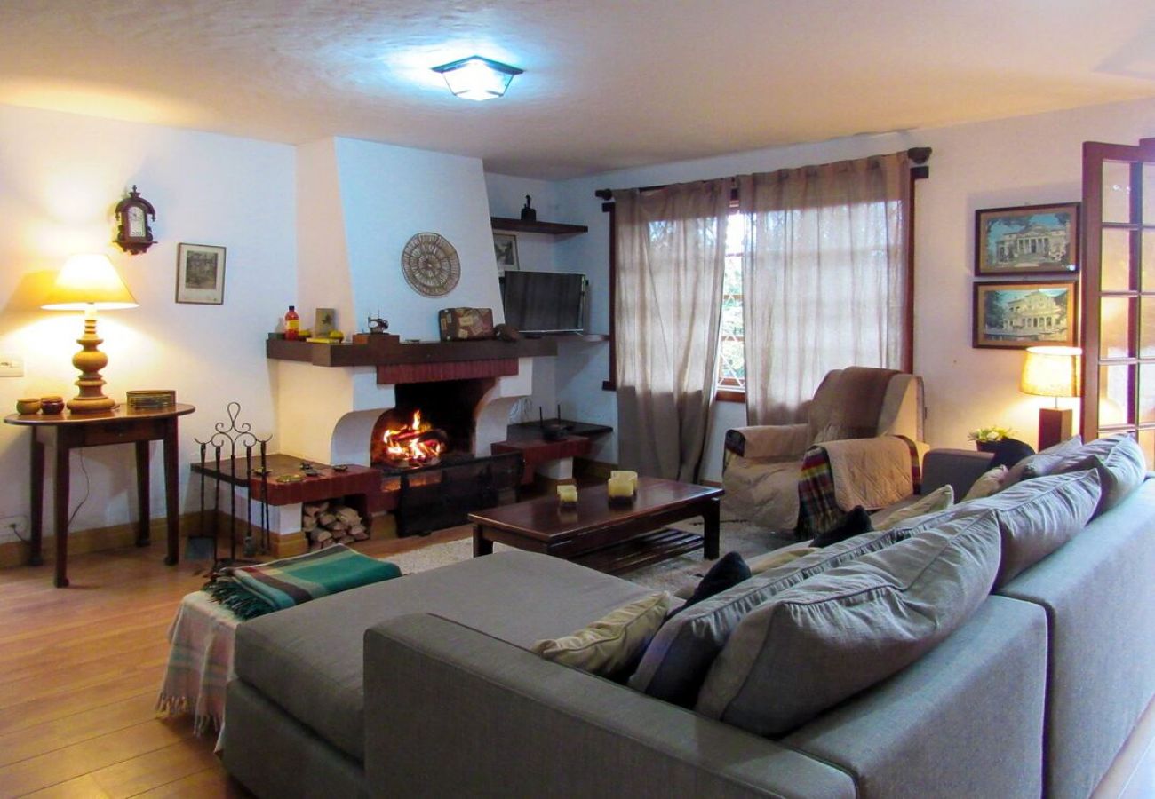 Chalet en Campos do Jordão - Chalé com lareira e Wi-Fi em Campos do Jordão/SP