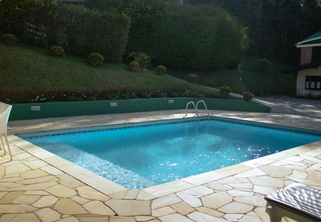 Casa en Campos do Jordão - Casa Charmosa com Lareira e Espaço de Lazer