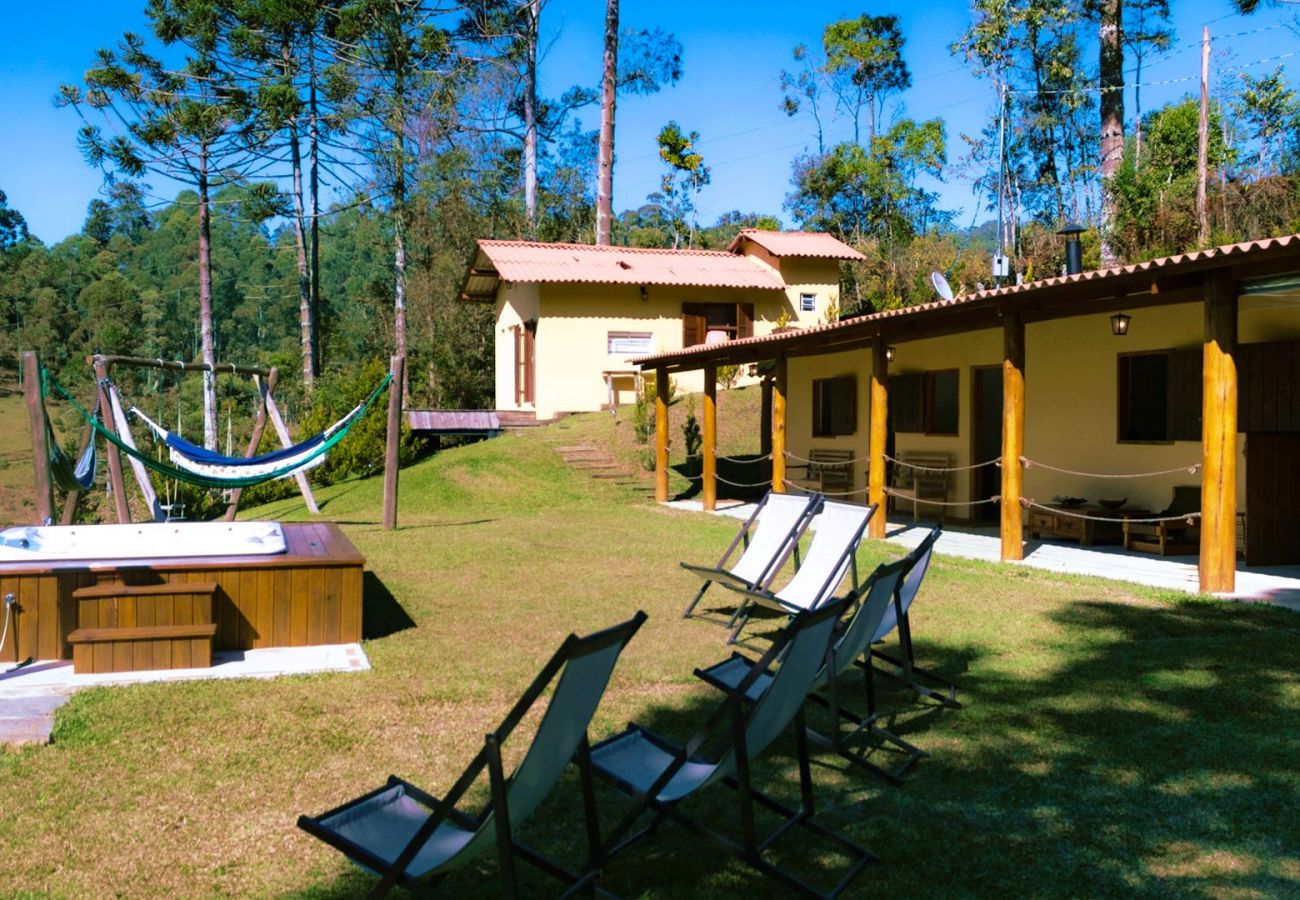 Casa en Piranguçu - Linda Casa de campo c lazer próx Camp.do Jordão/SP