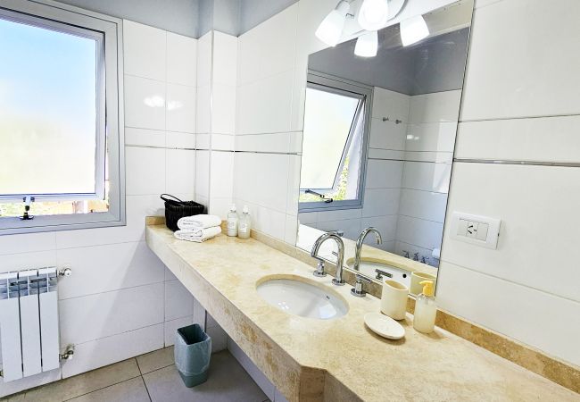 Casa en Luján de Cuyo - Moderno y amplio en complejo privado, con cochera Casa en Luján de Cuyo - Moderno y amplio en complejo privado, con cochera