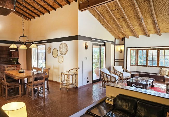 Casa en Luján de Cuyo -  Amplia y cálida rodeada de verde con seguridad Casa en Luján de Cuyo -  Amplia y cálida rodeada de verde con seguridad