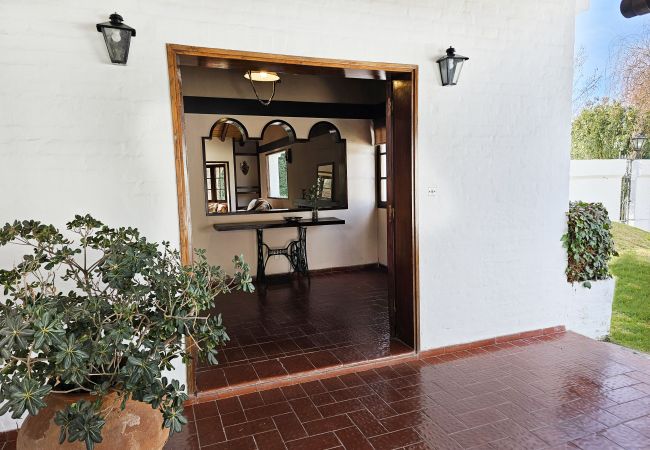 Casa en Luján de Cuyo -  Amplia y cálida rodeada de verde con seguridad Casa en Luján de Cuyo -  Amplia y cálida rodeada de verde con seguridad