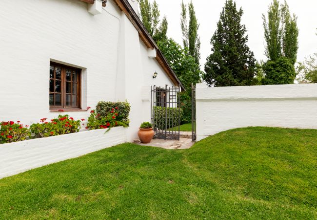 Casa en Luján de Cuyo -  Amplia y cálida rodeada de verde con seguridad Casa en Luján de Cuyo -  Amplia y cálida rodeada de verde con seguridad