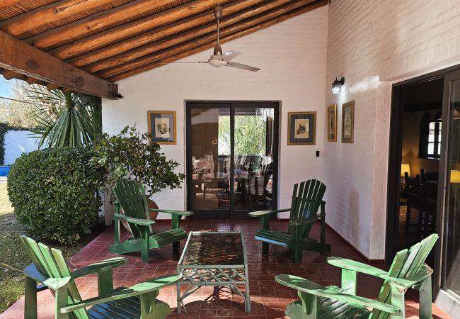 Casa en Luján de Cuyo -  Amplia y cálida rodeada de verde con seguridad Casa en Luján de Cuyo -  Amplia y cálida rodeada de verde con seguridad