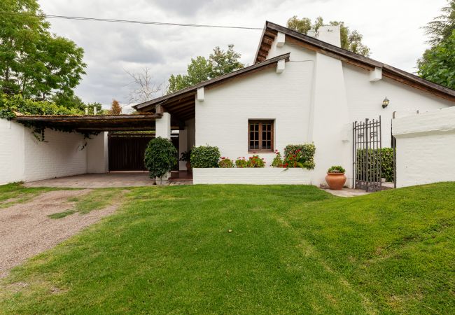 Casa en Luján de Cuyo -  Amplia y cálida rodeada de verde con seguridad Casa en Luján de Cuyo -  Amplia y cálida rodeada de verde con seguridad