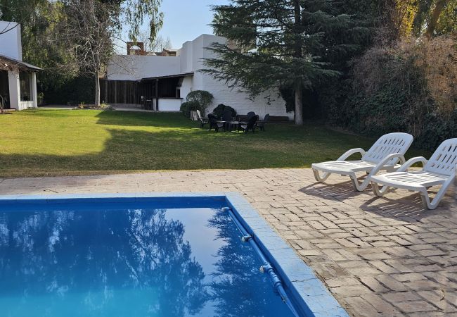 Casa en Luján de Cuyo -  Amplia y cálida rodeada de verde con seguridad Casa en Luján de Cuyo -  Amplia y cálida rodeada de verde con seguridad