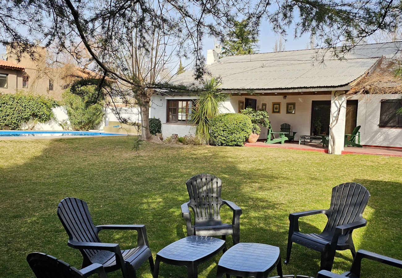 Casa en Luján de Cuyo -  Amplia y cálida rodeada de verde con seguridad