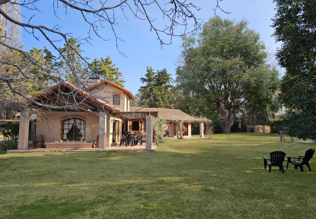 Casa en Luján de Cuyo -  Espaciosa y cálida en medio de gran parque Casa en Luján de Cuyo -  Espaciosa y cálida en medio de gran parque