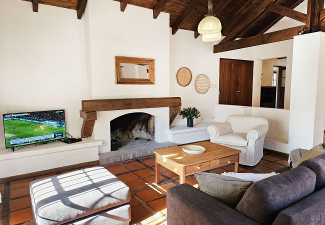 Casa en Luján de Cuyo -  Espaciosa y cálida en medio de gran parque Casa en Luján de Cuyo -  Espaciosa y cálida en medio de gran parque