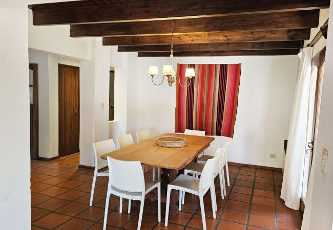 Casa en Luján de Cuyo -  Espaciosa y cálida en medio de gran parque Casa en Luján de Cuyo -  Espaciosa y cálida en medio de gran parque