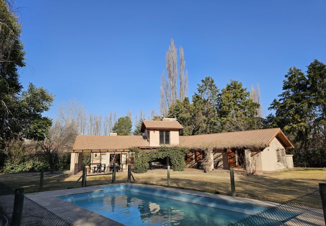 Casa en Luján de Cuyo -  Espaciosa y cálida en medio de gran parque