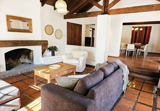 Casa en Luján de Cuyo -  Espaciosa y cálida en medio de gran parque Casa en Luján de Cuyo -  Espaciosa y cálida en medio de gran parque