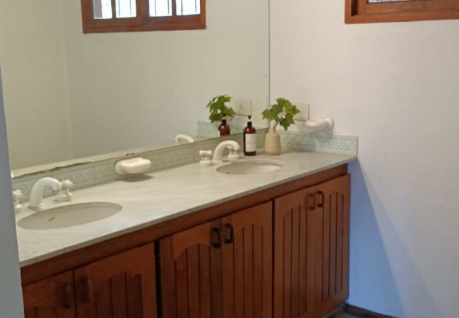 Casa en Luján de Cuyo -  Espaciosa y cálida en medio de gran parque Casa en Luján de Cuyo -  Espaciosa y cálida en medio de gran parque