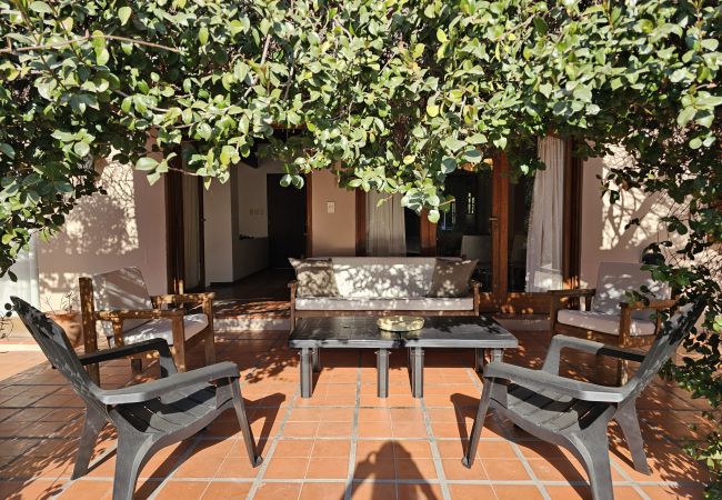 Casa en Luján de Cuyo -  Espaciosa y cálida en medio de gran parque Casa en Luján de Cuyo -  Espaciosa y cálida en medio de gran parque