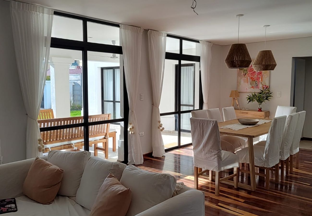 Casa en Mendoza -  Amplia y Luminosa Casa con Excelente Ubicación