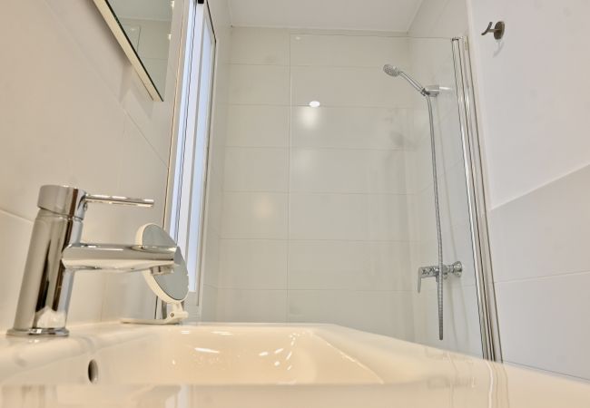 Apartamento en Madrid - Moderno Apartamento de dos dormitorios y dos baños en Avenida América .Temporal Apartamento en Madrid - Moderno Apartamento de dos dormitorios y dos baños en Avenida América .Temporal