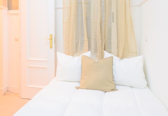 Apartamento en Madrid - Atractivo apartamento de un dormitorio con patio interior junto al Intercambiador de Avenida América Temporal Apartamento en Madrid - Atractivo apartamento de un dormitorio con patio interior junto al Intercambiador de Avenida América Temporal