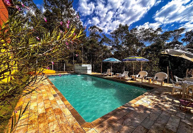 Casa en São Paulo - Casa de campo com churrasq e piscina em Emburá/SP