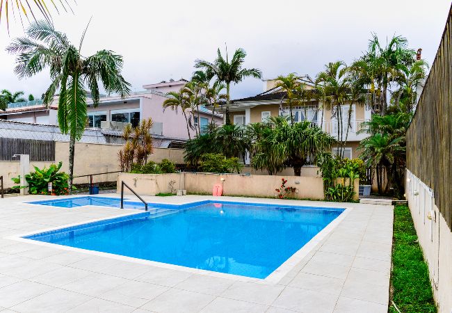 Casa en São Sebastião - Charmosa casa em condomínio pé na areia c piscina 
