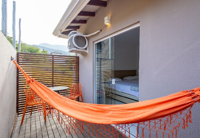  en São Sebastião - Quarto à 300m do mar com Wi-Fi e ar-condicionado