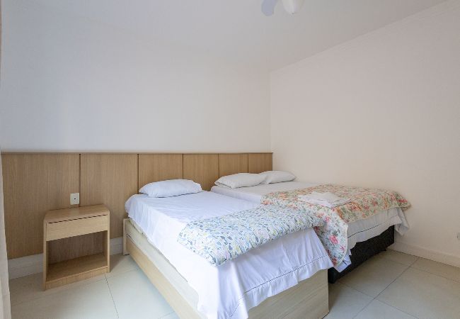 Alquiler por habitaciones en São Sebastião - Quarto à 300m do mar com Wi-Fi e ar-condicionado